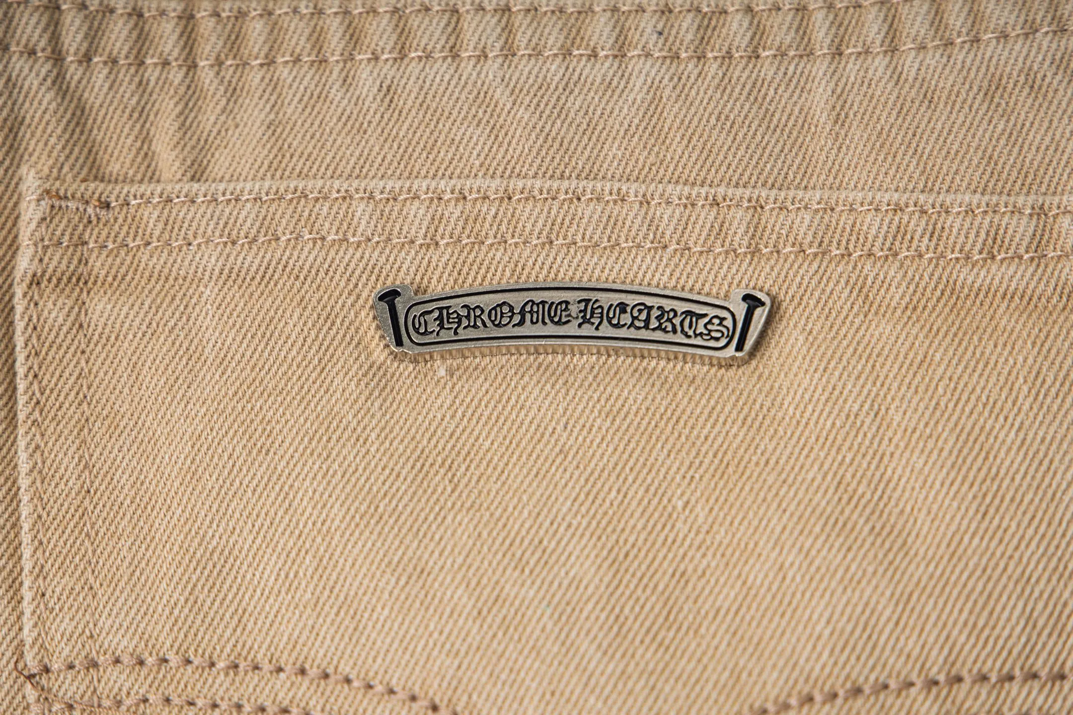 P240 Chrome Hearts 2025 New Light Blue Cross Leather Label Couple Washed Jeans This season’s hot item is sought after by countless celebrities and fashionistas. The neat details of the cutting process add color to the playful fashion! The neat and meticulous design, and the well-fitting structure is unique. The upper body not only has outstanding recognition, but also looks younger and younger. A style with the ultimate wearing meaning and performance, gorgeous color matching, and the craftsmanship of this style is also extremely extraordinary. After the finished product is washed, it is disassembled and hand-made with sheepskin cross leather and then spliced ​​together to complete. The whole piece has too many craftsmanship to describe. It is decorated with patchwork cross flowers and high-waisted washed jeans! ! Absolutely high-end luxury product, a god-level single product, a super popular product, made with top heavy industry, a magic weapon that cannot be missed. Style number: 1867# Size: 28 30 32 34 Color: khaki blue